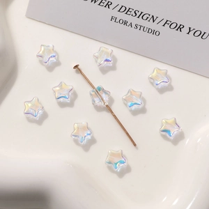 Primer plano de cuentas de cristal en forma de estrella de 8mm con efecto iridiscente DIY