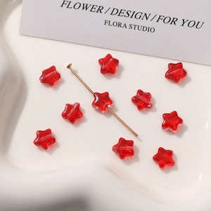 Vista detallada de cuentas de vidrio rojas de 8 mm en forma de estrella para joyería DIY