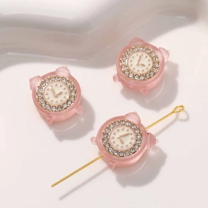 Makro-Detail von rosa Mini-Uhrenperlen mit Strasssteinen für DIY-Schmuckherstellung