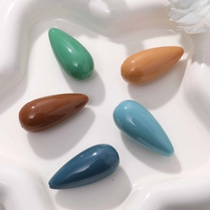 Minimalistische Harz-Wassertropfen-Anhänger in fünf Farben für DIY-Ohrringe