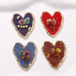 Handgefertigte Emaille-Herzanhänger mit Trockenblumen in Goldlegierung, vier Farben
