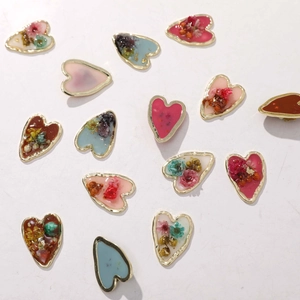 Variété de pendentifs cœurs faits main en résine avec fleurs séchées et feuilles d'or