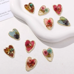 Pendentifs cœur en résine faits main avec fleurs séchées et feuilles d'or sur métal