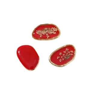 Ciondoli ovali in resina rossa con bordi dorati e fiori secchi per accessori capelli