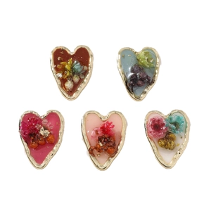Pendentifs cœur en résine faits main avec fleurs séchées et bordure dorée