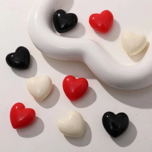 Perles cœur en résine brillantes rouge noir et crème pour la création de bijoux DIY
