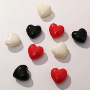 Gros plan de perles de résine en forme de cœur rouge, noir et beige pour bijoux DIY