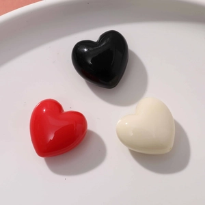 Perles de cœur brillantes en résine rouge, noir et crème pour création de bijoux