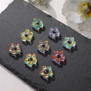 Vue macro de perles de fleurs à cinq pétales en acrylique irisé avec finition AB pour DIY