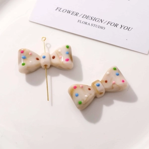 Détail de nœuds en résine à pois colorés avec texture marbrée pour création de bijoux