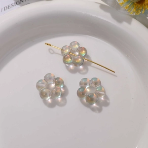 Détail macro de perles de fleurs à cinq pétales irisées pour la création de bijoux DIY