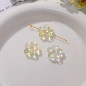 Détail macro de perles de fleurs à cinq pétales en acrylique avec revêtement arc-en-ciel