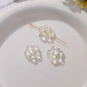 Détail de perles de fleurs à cinq pétales irisées pour la création de bijoux DIY