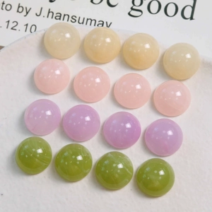 Vue détaillée de cabochons en résine ronde de 16mm en quatre couleurs pastel pour bijoux