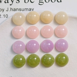 Détail de cabochons en résine ronde de 16mm aux couleurs gelée pour bijoux DIY