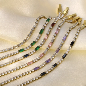 Detalle de pulseras tennis bañadas en oro con coloridos engastes de piedras preciosas