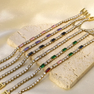 Primer plano de pulseras tennis bañadas en oro de 18k con circonitas de colores en seda