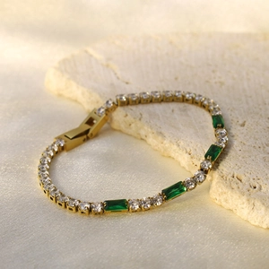 Pulsera tennis de acero inoxidable chapada en oro 18k con piedras verdes y circonitas