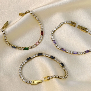 Pulsera tennis chapada en oro de 18k con circonitas de colores y cierre en H sobre satén