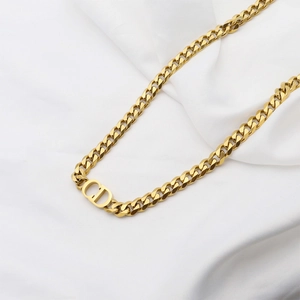 Élégant collier en acier titane plaqué or 18K avec initiales CD sur soie blanche