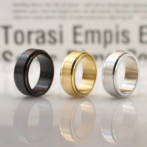 Set di tre anelli rotanti in nero, oro e argento, design unisex minimalista