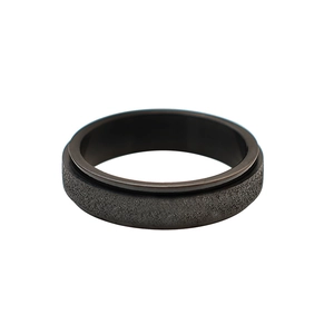 Makroaufnahme eines anthrazitfarbenen Spinner-Rings mit sandgestrahlter matter Oberfläche