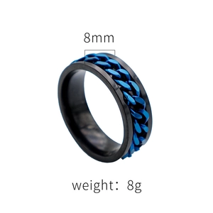 Detalle del anillo giratorio de 8mm en acero azul y negro con especificación de 8g