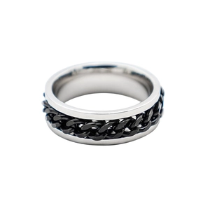 Detalle de anillo giratorio para hombre con cadena cubana negra incrustada en acero