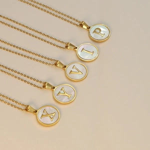 Λεπτομέρεια από πέντε επίχρυσα κολιέ 18k από ανοξείδωτο ατσάλι με μενταγιόν κοχύλι