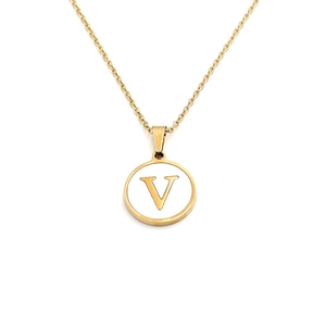 Λεπτομερής λήψη στρογγυλού μενταγιόν 18k με λευκή επένδυση και το χρυσό γράμμα V