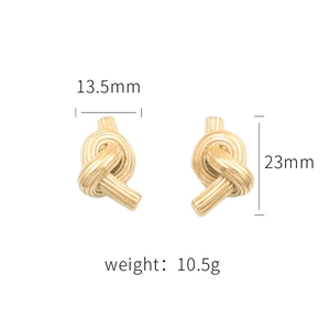 Dettaglio di orecchini a nodo placcati oro 18k con dimensioni 23mm x 13,5mm su sfondo bianco