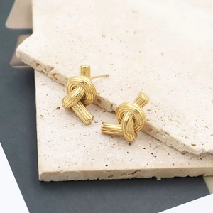 Orecchini a perno a nodo in acciaio inossidabile placcato oro 18k con texture a righe
