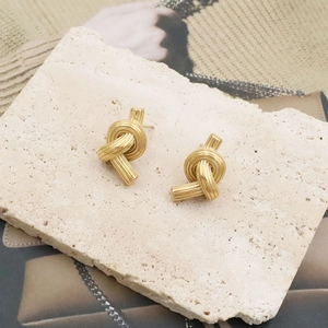 Orecchini a nodo minimalisti placcati in oro 18k con finitura metallica a strisce