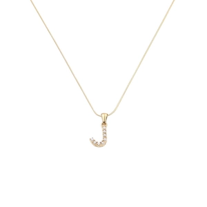 Detailaufnahme des goldenen Buchstaben-J-Anhängers mit Mikroperlen an feiner Kette