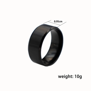 Makroaufnahme der 9,8 mm schwarzen matten Titanstahlrings mit gebürsteter Oberfläche