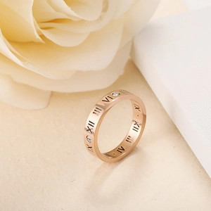 Ring aus Titanstahl in Roségold mit hohlen römischen Ziffern und Kristallbesatz