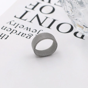 Eleganter silberner Ring aus Titanstahl mit minimalistischem geflochtenem Netzdesign