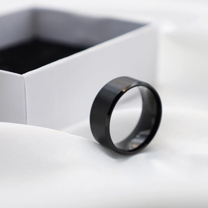 9,8 mm matt schwarzer Titanstahlring für Herren mit polierten Kanten auf Seidenstoff