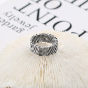 Nahaufnahme eines breiten silbernen Mesh-Rings aus Edelstahl für einen modernen Look