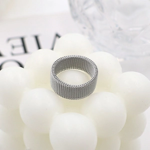 Breiter silberner geflochtener Netzring aus Edelstahl in minimalistischem Unisex-Stil