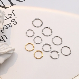Détails d'anneaux sertis de zircons en finition or et argent pour piercing de nez