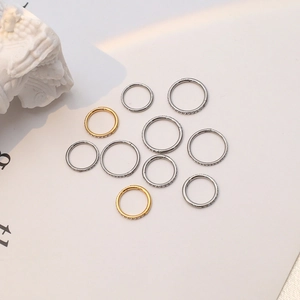 Lot détaillé de 10 anneaux clicker en argent et or avec incrustation de pierres zircon