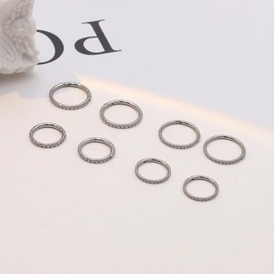 Anneaux de piercing argentés avec zircones et finition lisse en tailles variées