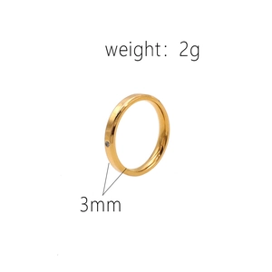 Bague minimaliste en acier titane doré avec zircon, largeur 3 mm et poids 2 g