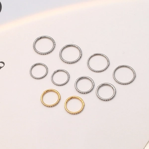 Anneau de Nez en Titane Pur avec Pavage de Strass Incrustés Latéralement Piercing d'Oreille Unisexe Bijoux de Corps Minimalistes