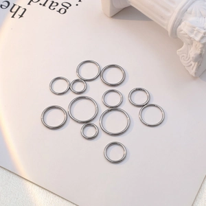 Anneaux de nez en titane et boucles d'oreilles sans couture de tailles variées pour piercing