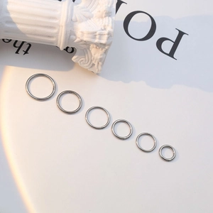 Lot de six anneaux de piercing en titane poli de différentes tailles pour nez et oreille