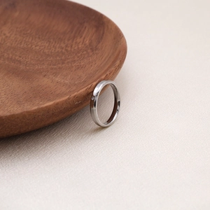 Bague minimaliste en acier titane avec zircon étincelant au fini argenté moderne