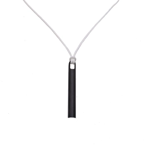 Collar con colgante de silbato cilíndrico negro mate y cordón blanco sobre fondo blanco
