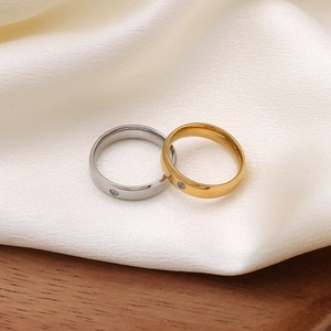 Bague en Acier au Titane Zirconia Minimaliste Bijoux Polis de Mode pour Couples Hommes Femmes Anneau Rond Cadeau de Mariage
